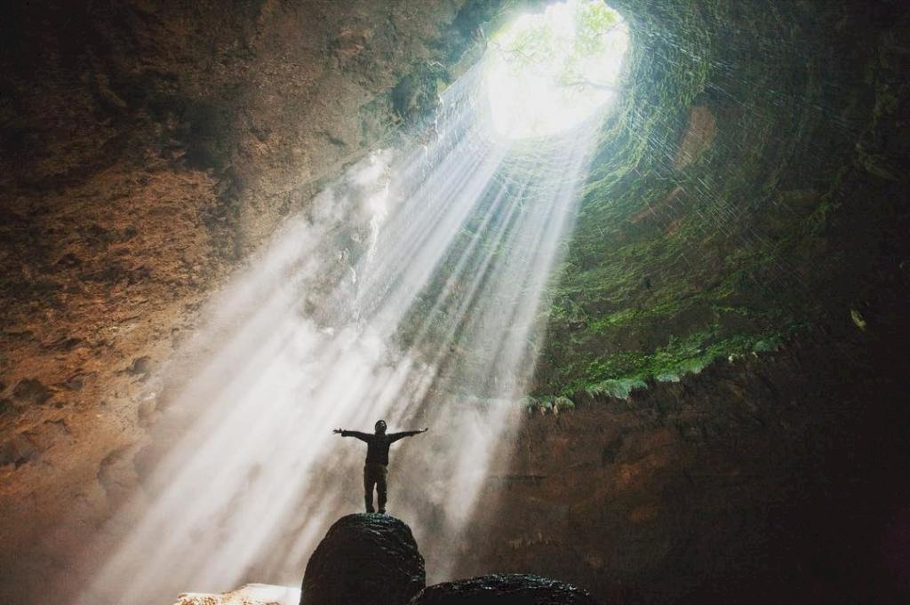 Bagai Sorotan Cahaya dari Surga, Beginilah Keindahan Wisata Gua Cokro di Gunungkidul. Gambar : pontas.id