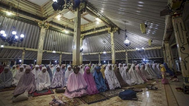 Bolehkan Salat Tarawih Berjemaah, Ini Pesan Sultan. Gambar : ANTARA FOTO