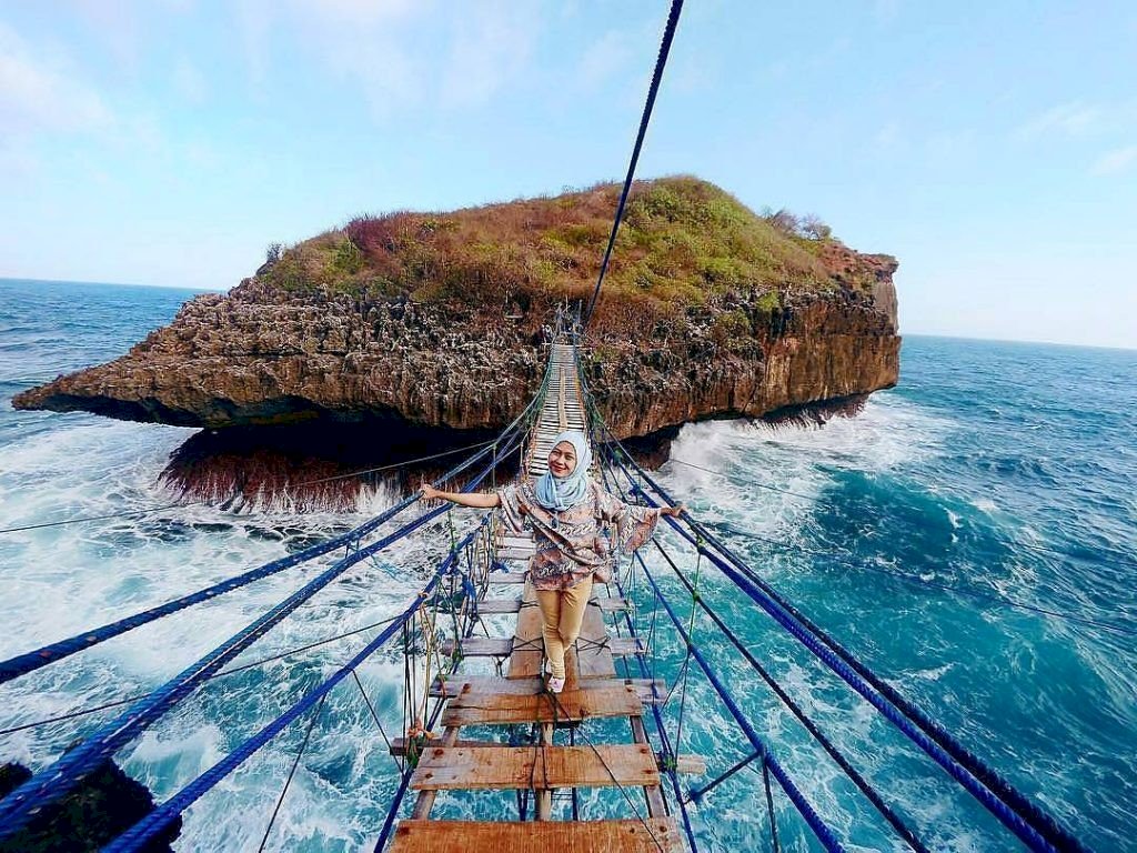 Cobain Jembatan Gantung Pantai Sinden dan Pulau Kalong, Jangan Lupa Bawa Nyali!. Gambar : Instagram: @jogjakartaid