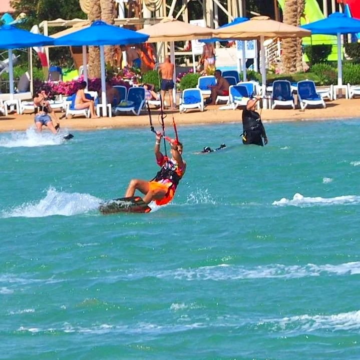 Di Pantai Depok Ternyata Ada Wahana Baru Kitesurfing yang Cocok Buat Kamu Cobain. Gambar : IG @kite_active_academy