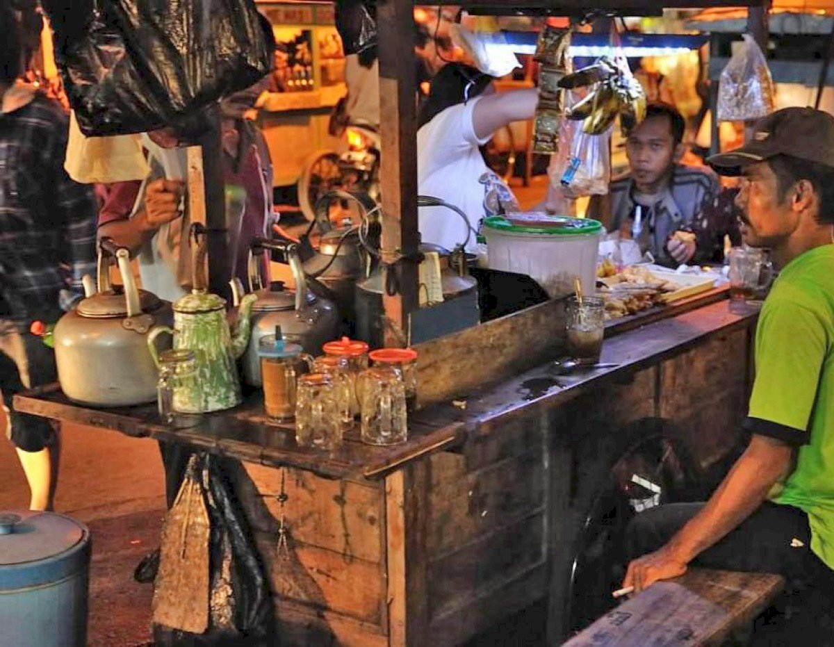 Hore, PPKM DIY Turun ke Level 3, Ini Aturan Makan di Angkringan & Masuk Mall Terbaru. Gambar : Angkringan Jogja