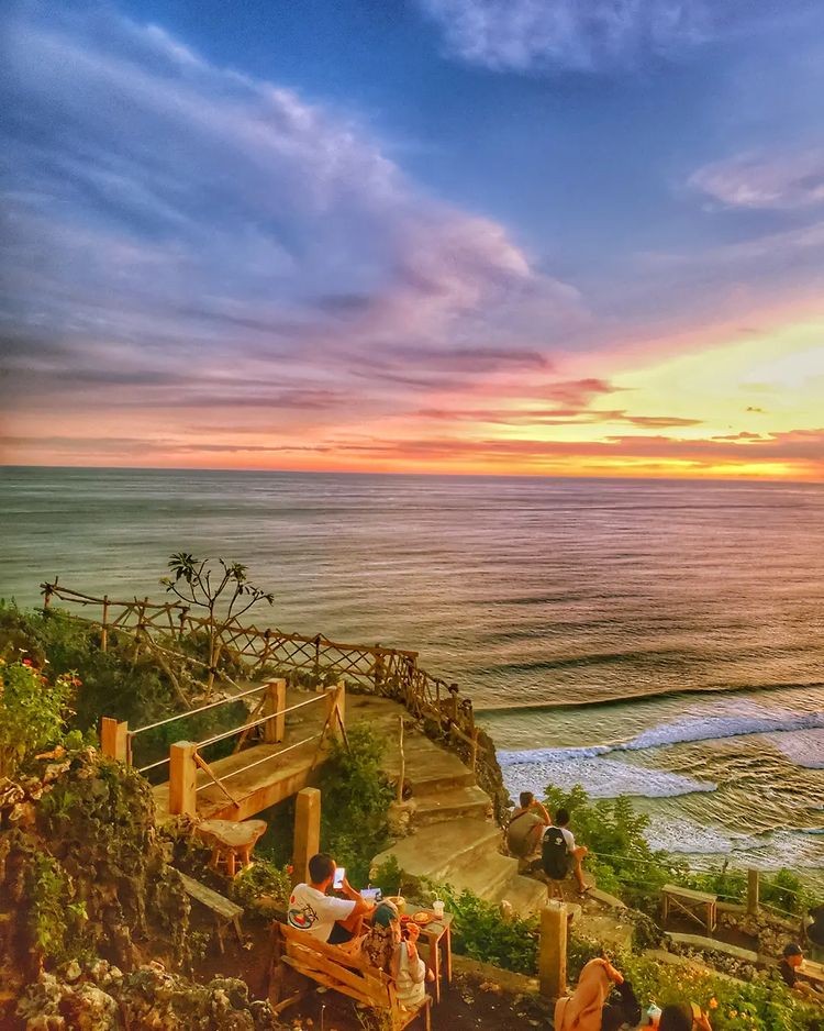 Intip Pesona Watu Paris Gunungkidul, Tempat Berburu Sunset di Jogja. Gambar : IG @jipwisataparangtritis