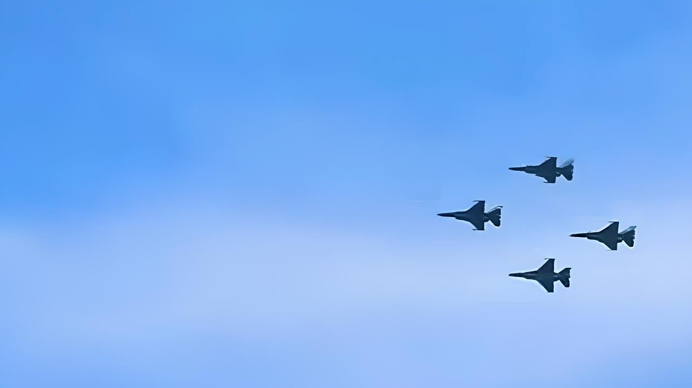 Langit Jogja Bergemuruh: Latihan 13 Jet Tempur TNI AU Jelang HUT RI. Gambar : foto : tribunnews