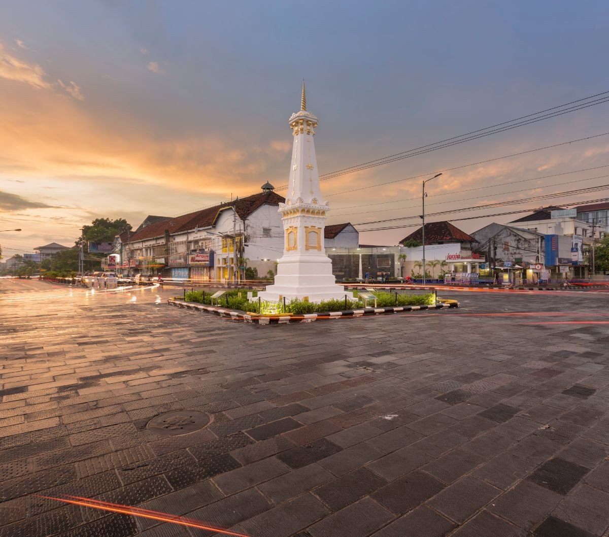 Miris, Perayaan Tahun Baru di kawasan Tugu, Malioboro, & Kraton sisakan 30 Ton Sampah. Gambar : Kawasan Tugu Jogja
