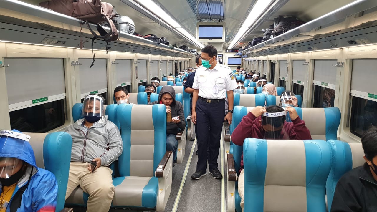 Mudik Jogja Naik Kereta atau Pesawat? Baca Aturan Mudik 2022 Terbaru Sebelum Pesan Tiket. Gambar : Penumpang KA Jarak Jauh. Foto dok KAI