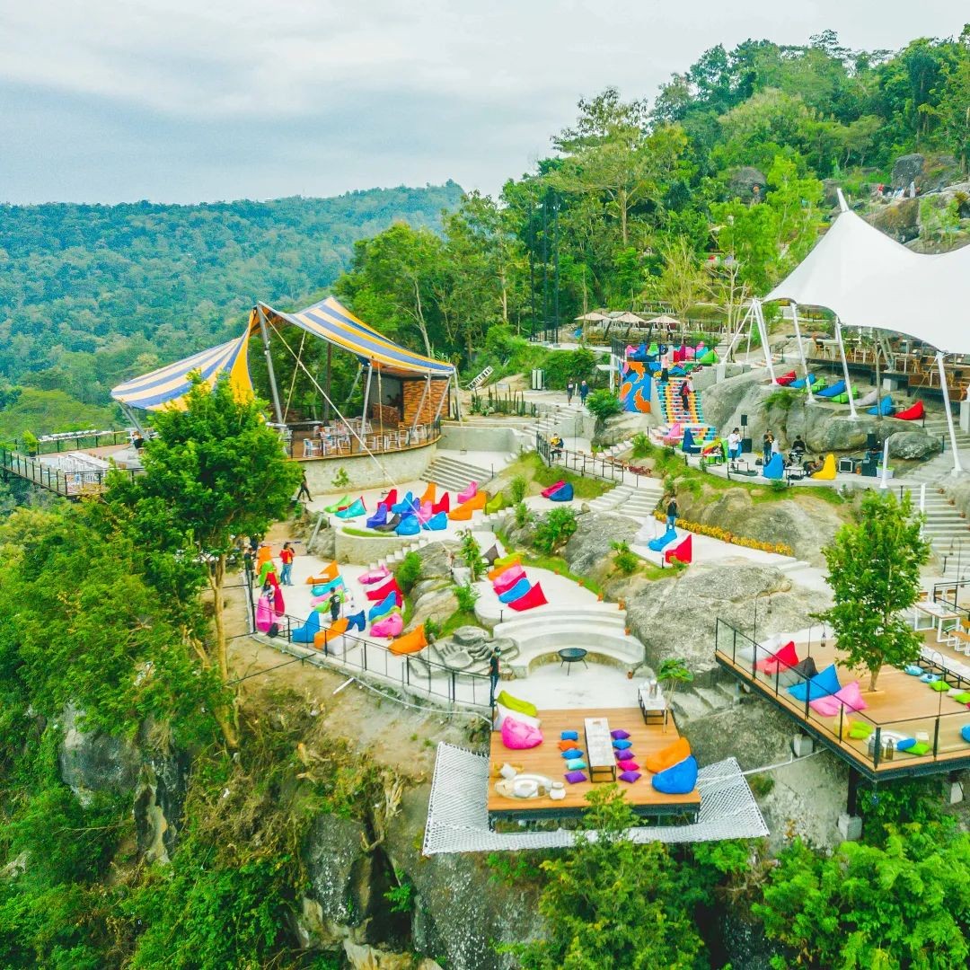 Obelix Hills Yogyakarta, Tempat Hits Ngabuburit Sambil Menikmati Sunset. Gambar : @obelixhills