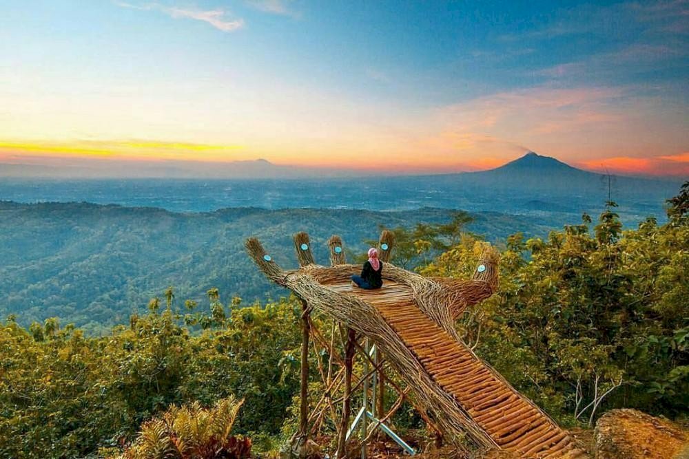 Hutan Pinus Pengger: Oase Sejuk dan Matahari Terbenam yang Memukau di Yogyakarta, dijogja.co. Hutan Pinus Pengger: Oase Sejuk dan Matahari Terbenam yang Memukau di Yogyakarta.
