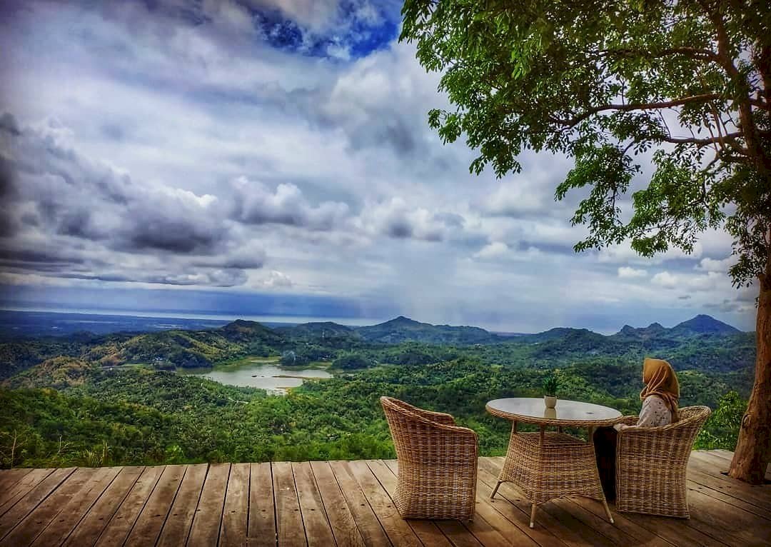 Keunikan Bukit Wisata Pule Payung: Ayunan Langit hingga Sepeda di Atas Awan. Keunikan Bukit Wisata Pule Payung: Ayunan Langit hingga Sepeda di Atas Awan.