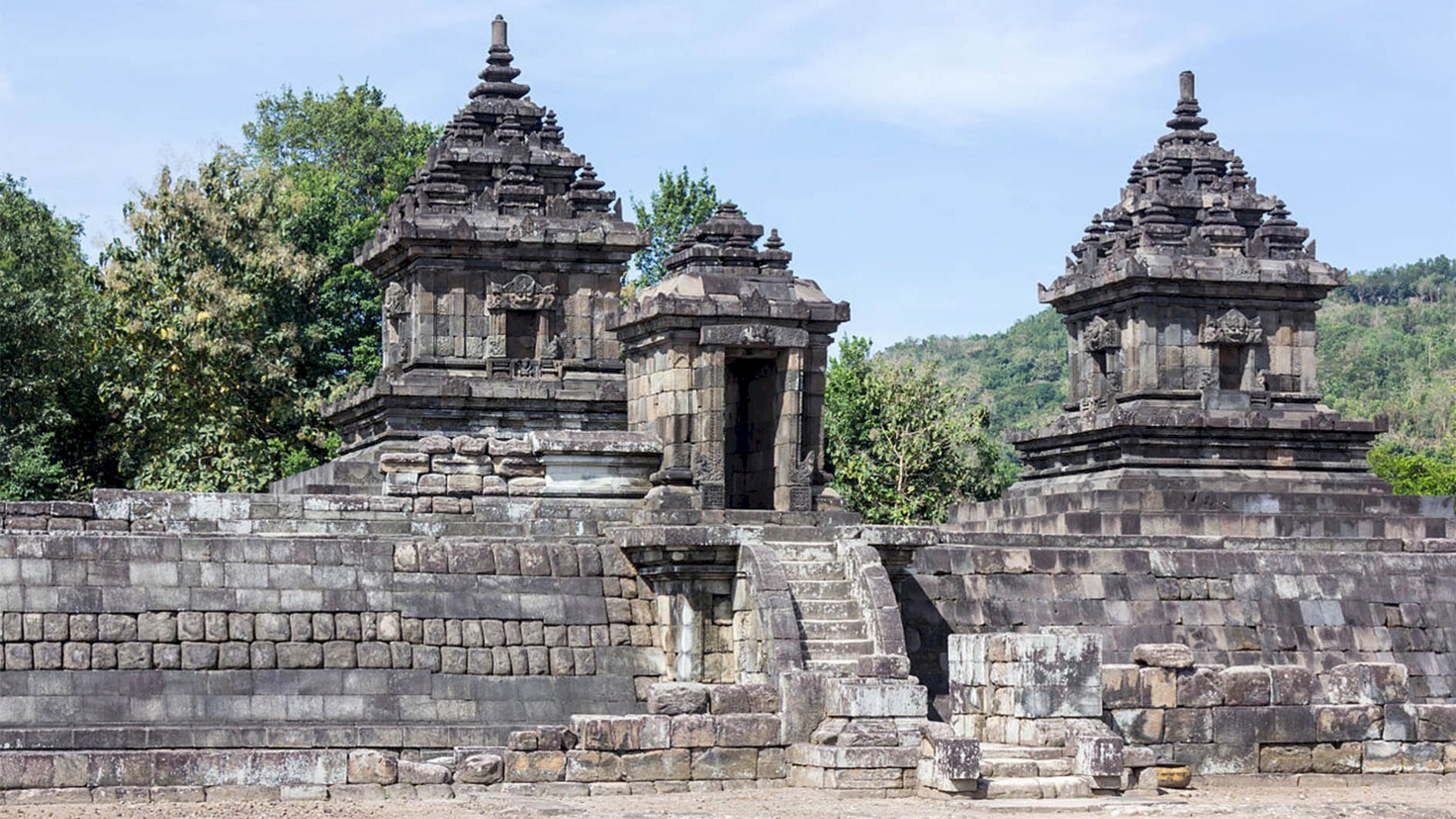 Menikmati Keindahan Candi Barong di Prambanan Yogyakarta, dijogja.co. Menikmati Keindahan Candi Barong di Prambanan Yogyakarta.