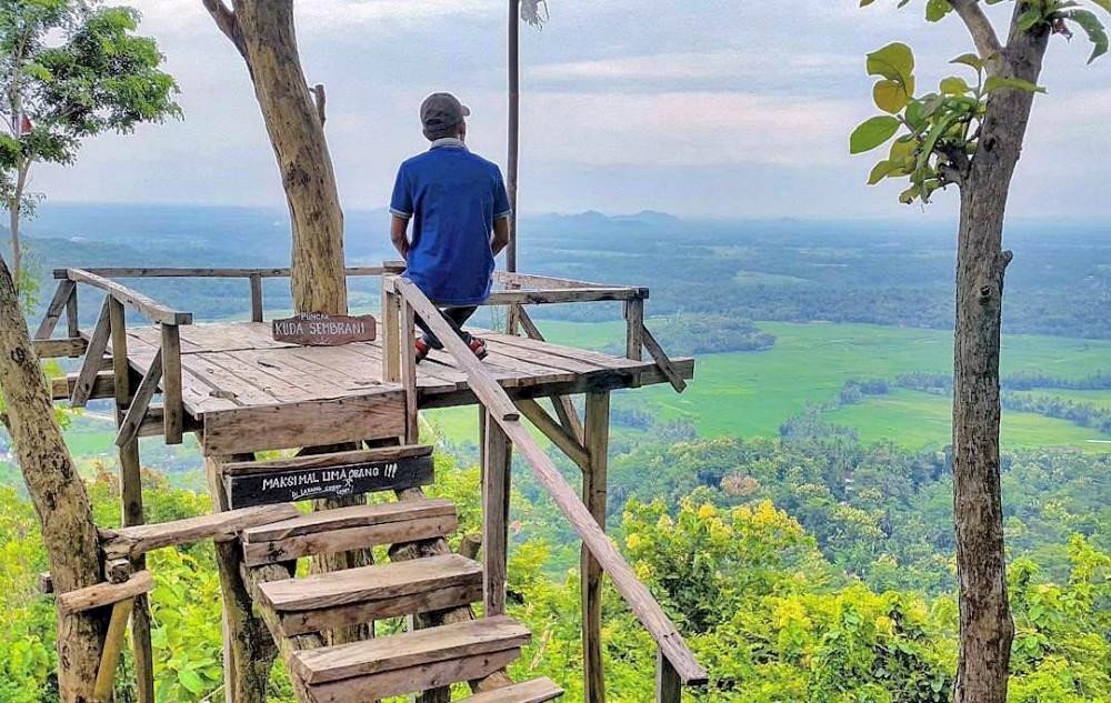 Menikmati Keindahan Puncak Kuda Sembrani di Kulon Progo, Yogyakarta, dijogja.co. Menikmati Keindahan Puncak Kuda Sembrani di Kulon Progo, Yogyakarta.