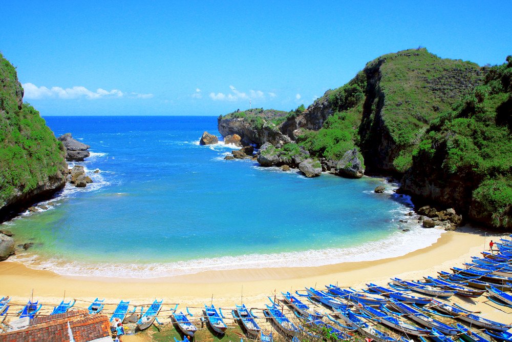 Pantai Ngrenehan, Gunungkidul : Info Harga Tiket Masuk, Lokasi, Rute, Fasilitas & Foto Terbaru. Pantai Ngrenehan, Pemandangan Pantai Pasir Putih Berbalut Deburan Ombak Pantai Selatan.