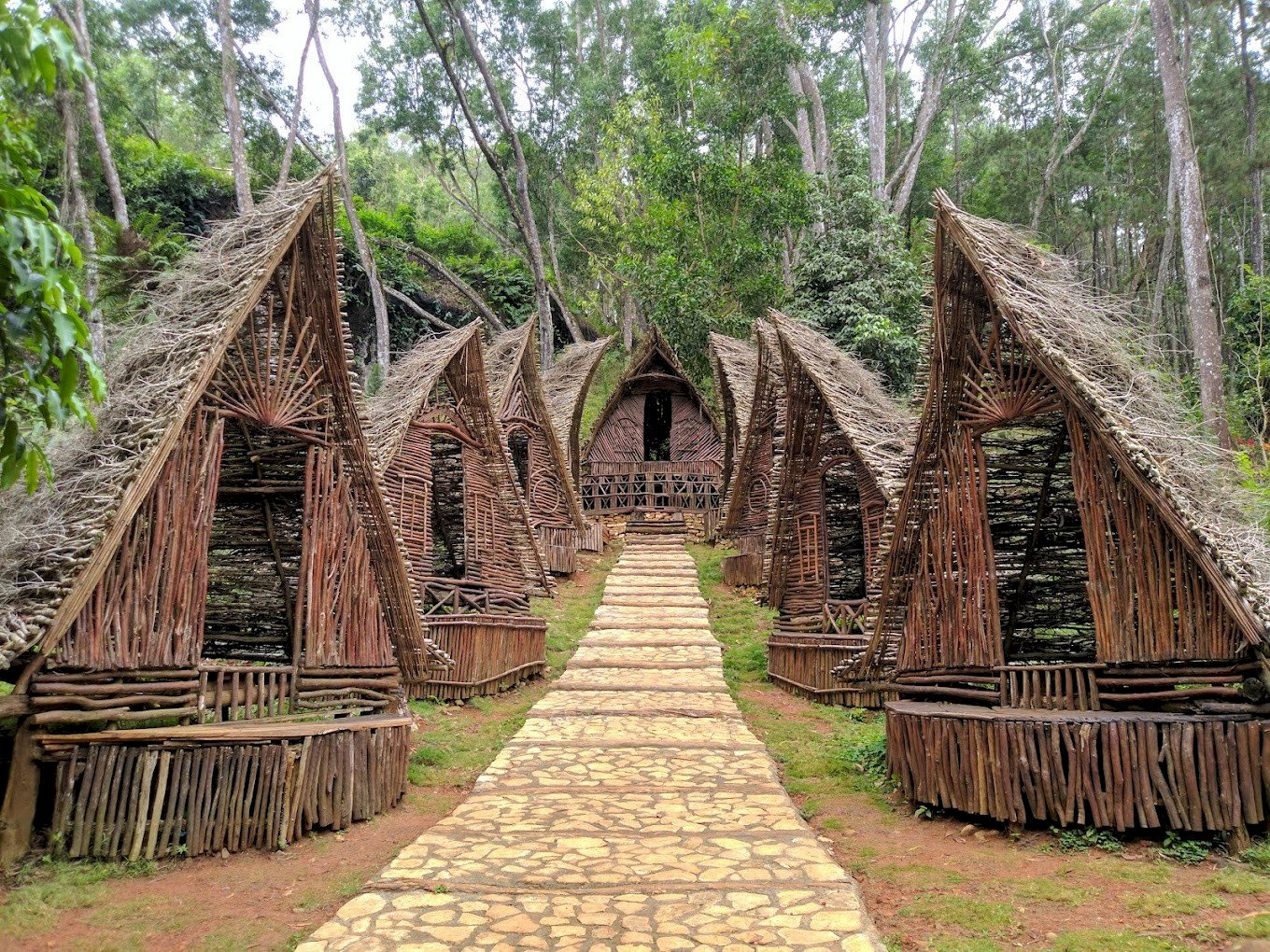 Pemandangan Perbukitan dan Desa Hobbit di Taman Hobbit Mangunan, dijogja.co. Pemandangan Perbukitan dan Desa Hobbit di Taman Hobbit Mangunan.